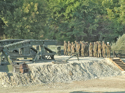 Die Baumannschaft der MGB bei wesentlich kürzerer Überbrückungsmöglichkeit des Gerätes gegenüber der FFB!